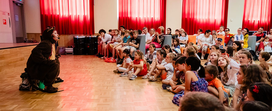 Spectacol de teatru interactiv pentru copii la Complex Parc Pini din Moinești