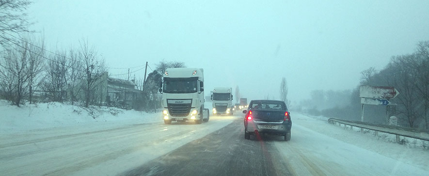 Poliția Rutieră Bacău recomandă prudență sporită pe șosele, din cauza condițiilor meteo de iarnă