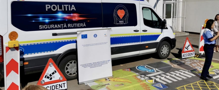 Polițiștii din Onești promovează educația pentru siguranță rutieră în școlile gimnaziale