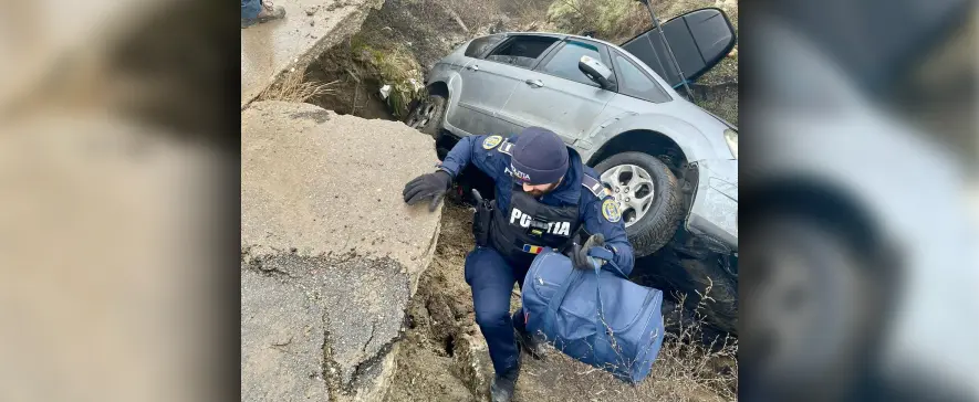 Două persoane blocate într-un autoturism răsturnat, salvate de polițiștii din Podu Turcului
