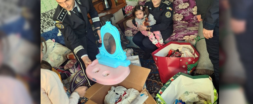 Polițiștii din Moinești, mesagerii bucuriei de sărbători pentru câteva familii nevoiașe