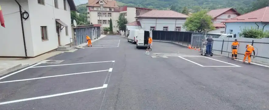 Incinta sediului Ambulanței Moinești a fost asfaltată. Investiție pentru intervenții mai rapide și condiții mai bune pentru echipajele medicale