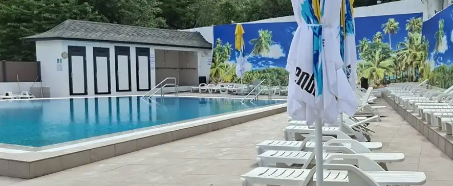 Baza Sărata din Bacău s-a redeschis pentru sezonul estival. Piscine cu apă sărată și tarife accesibile pentru băcăuani