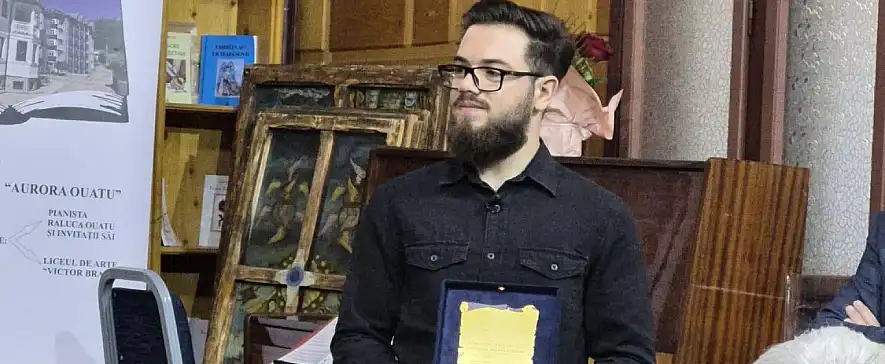 Elev din Buhuși, premiat la un festival internațional de literatură pentru romanul său de debut