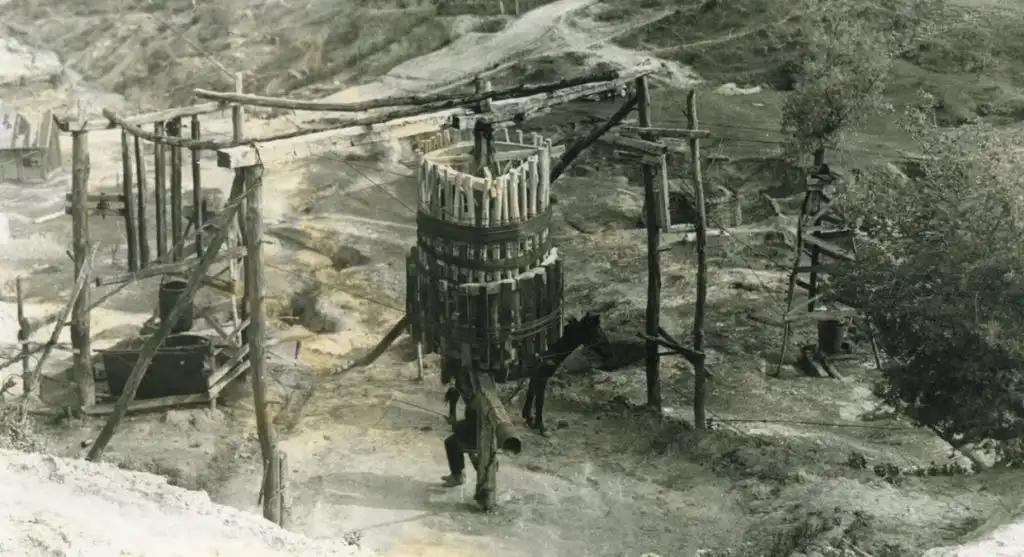Instalație veche de extragere a petrolului, începutul anilor 1900.