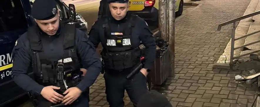 Bărbat cu o secure în mână, imobilizat de jandarmi în zona Gării Bacău