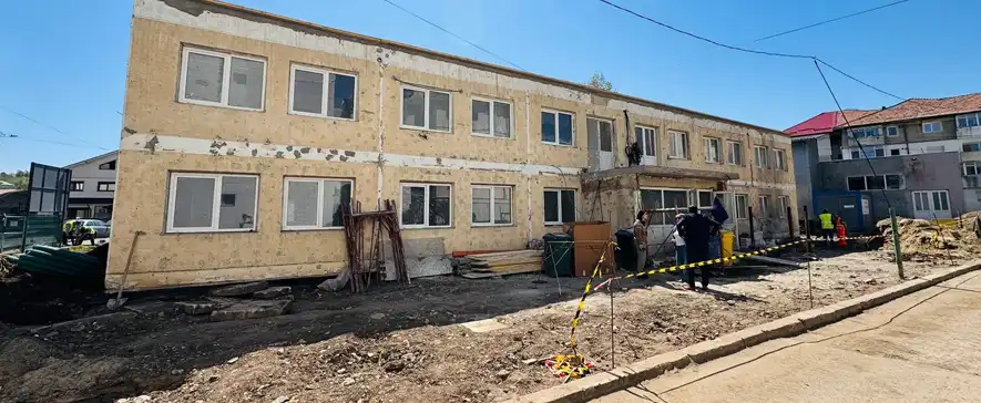 Grădinița „Pinocchio” din Moinești, în plin proces de transformare: lucrările de reabilitare avansează rapid