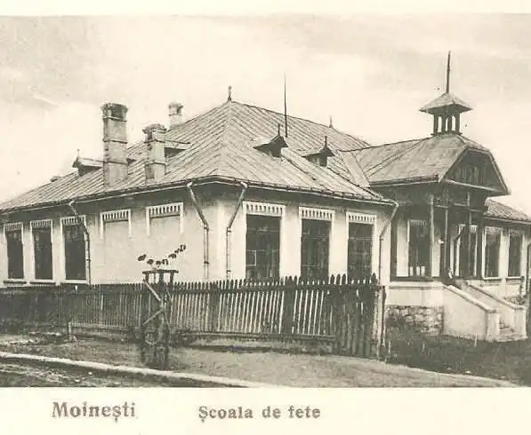 Școala de fete din Moinești, anii 1900.