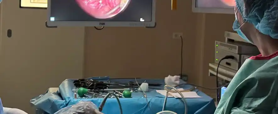 Caz medical extrem la SJU Bacău: adolescent de 15 ani, cu 10 fracturi după o cădere de la etajul 4, merge din nou
