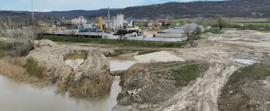 Stație de sortare din Buhoci, sancționată cu 70.000 lei pentru depozitări ilegale de nămol pe malul Siretului